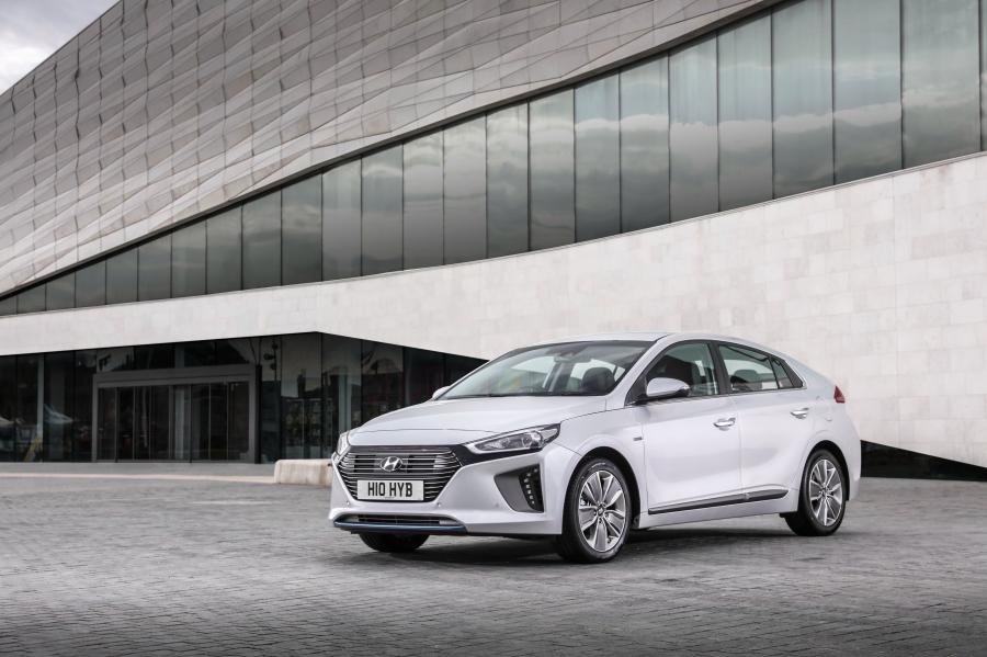  Hyundai IONIQ hybrid 2016 года  (UK) (фото 16 из 32)